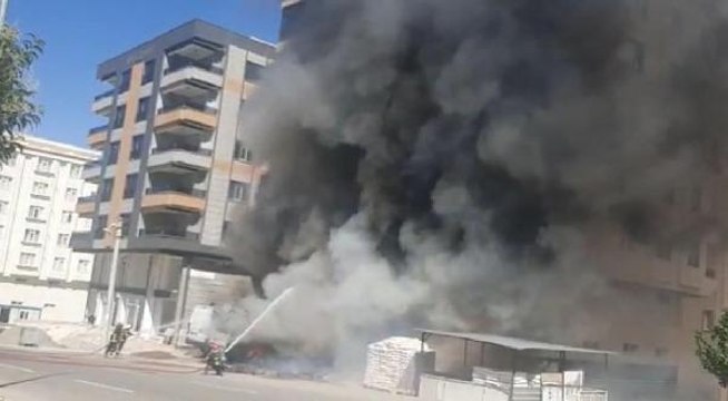 Son dakika! İNŞAAT MALZEMESİ SATILAN İŞ YERİNDE YANGIN; 1 EV İLE 2 ARAÇ DA HASAR GÖRDÜ