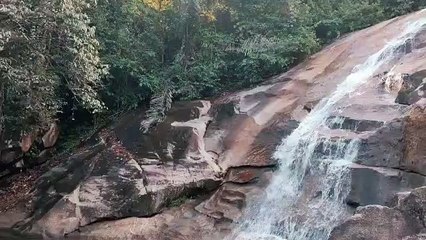AIR TERJUN RIAM MERASAP YANG INDAH DAN JERNIH