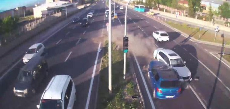 Son dakika gündem: 9 KİŞİNİN YARALANDIĞI KAZA GÜVENLİK KAMERASI TARAFINDAN KAYDEDİLDİ