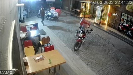 Kendi motoru gibi götürdü...Kuryelerin motosikletlerine dadanan şahıs kamerada