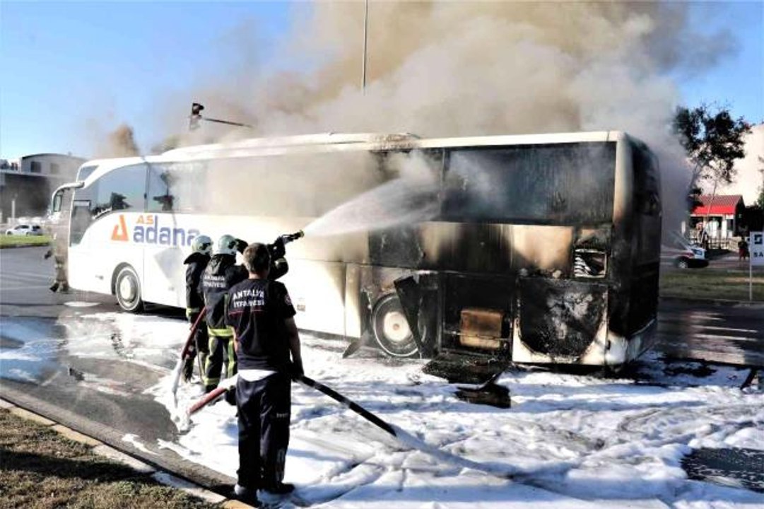 Otogara yolcu almaya giden şehirlerarası yolcu otobüsü alev alev yandı