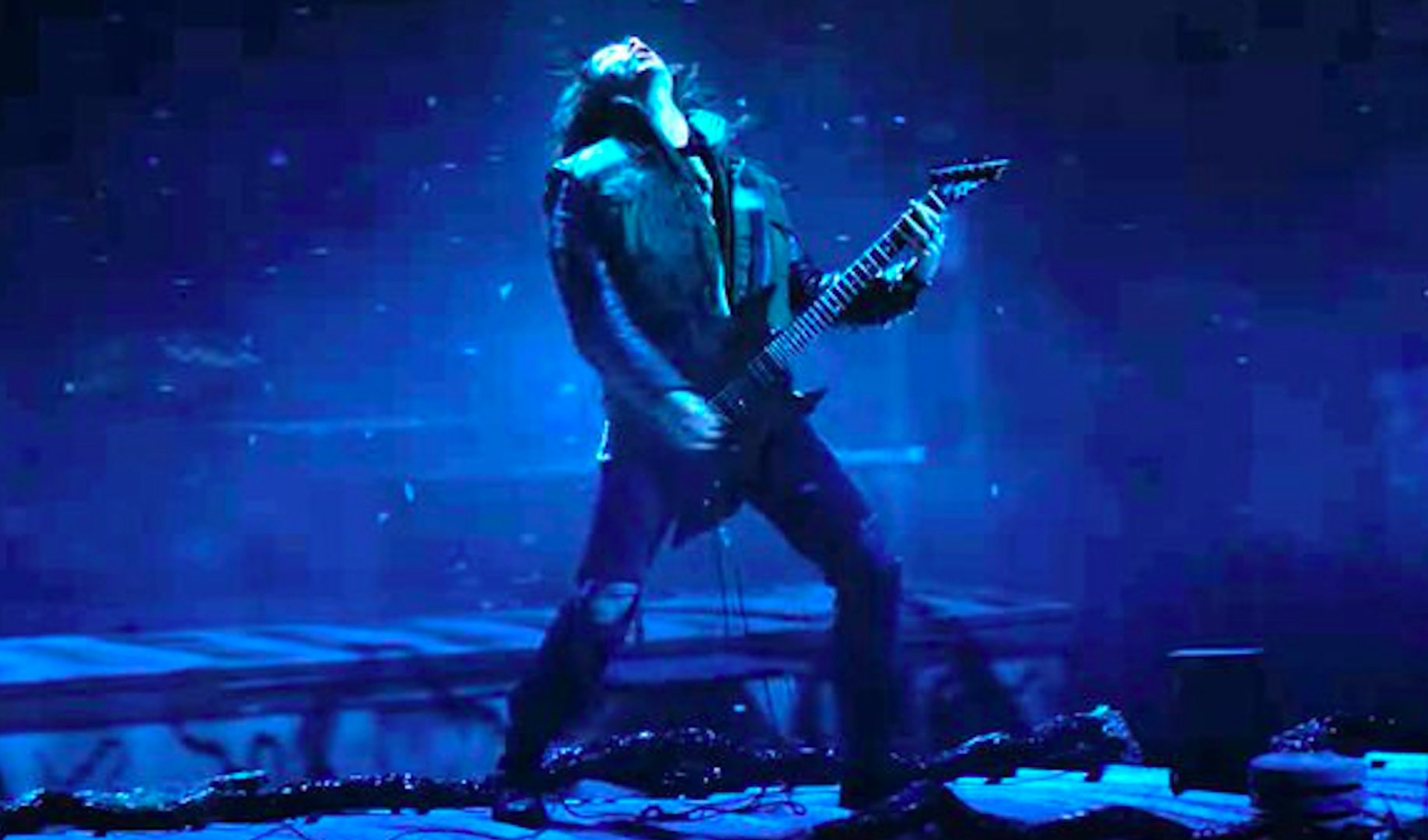 Stranger Things Eddie Munson Guitar Master Of Puppets Metallica scene -  Vidéo Dailymotion