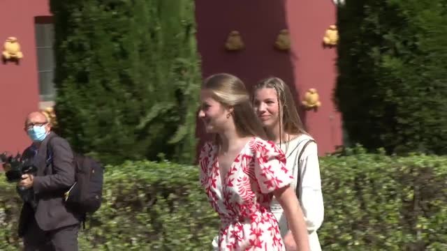 La princesa Leonor llega al museo Dalí de Girona entre aplausos y pitidos