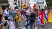 El reparto de 'Heartstopper' se enfrenta a un grupo de homófobos en el Pride de Londres