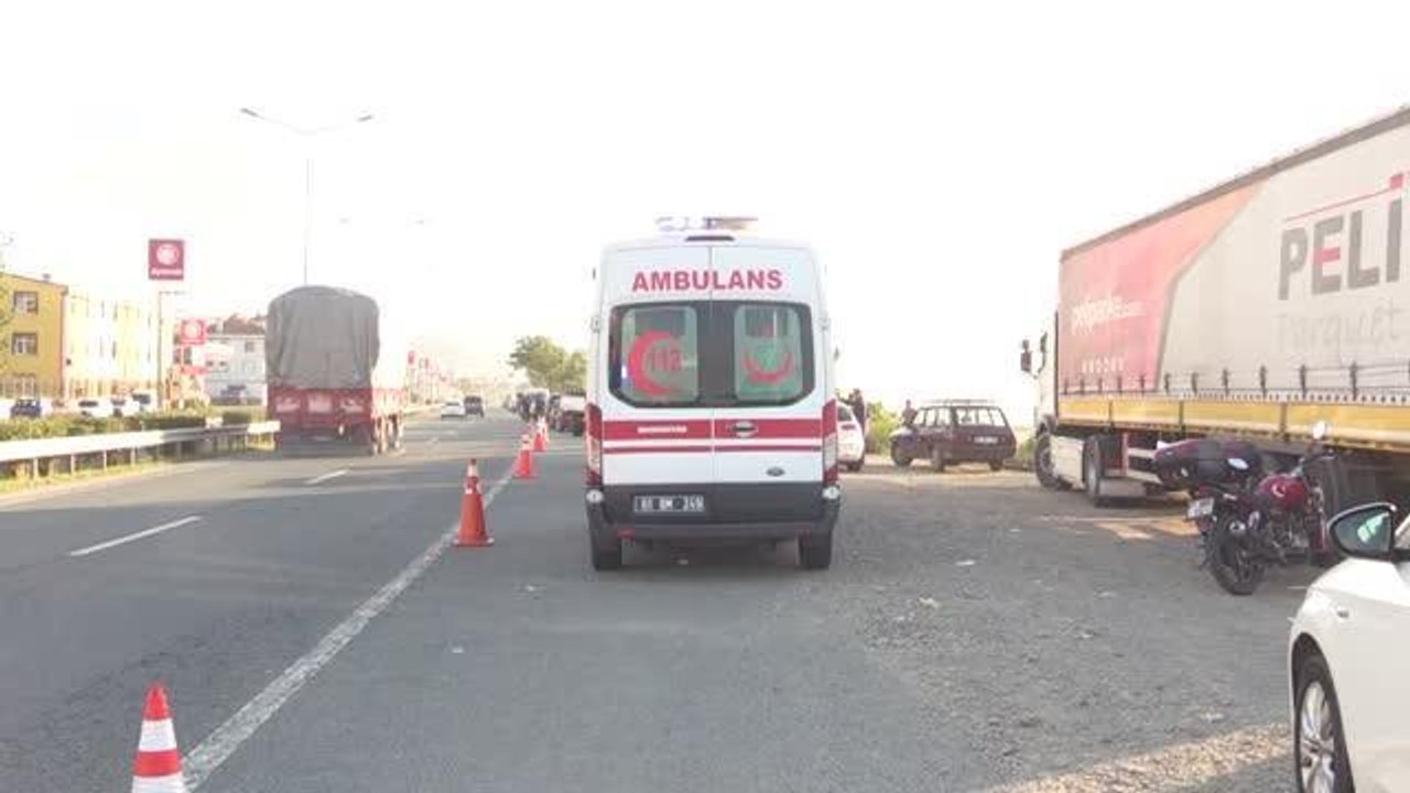 Denizde boğulma tehlikesi geçiren 3 kişiden 2'si kurtarıldı