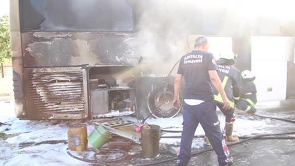 Hareket halindeyken alev alan yolcu otobüsü yandı