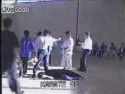 Vidéo choc : Coup de pied dans la tete