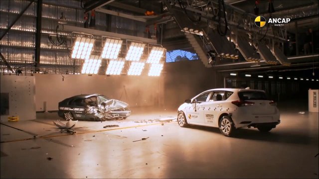 1998 Toyota Corolla vs 2015 Toyota Corolla (Auris) - Crash Test
