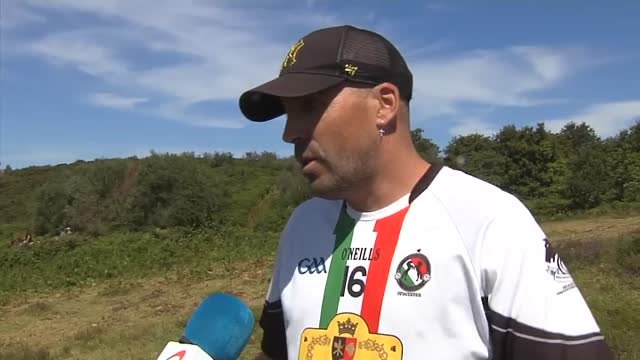 Sabucedo celebra su cita ancestral entre aloitadores y caballos salvajes en la Rapa das Bestas