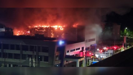 평택 3층짜리 공장에서 불...다친 사람 없어 / YTN