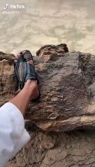 عابثون يُسقطون صخورًا ضخمة من قمم جبال القهر