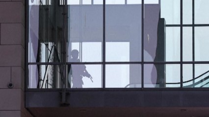 덴마크 코펜하겐 쇼핑몰에서 총격..."여러 명 사망" / YTN