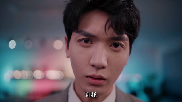 La fille a avoué et a demandé un baiser, a pris l'initiative de se déshabiller et d'effrayer son petit ami