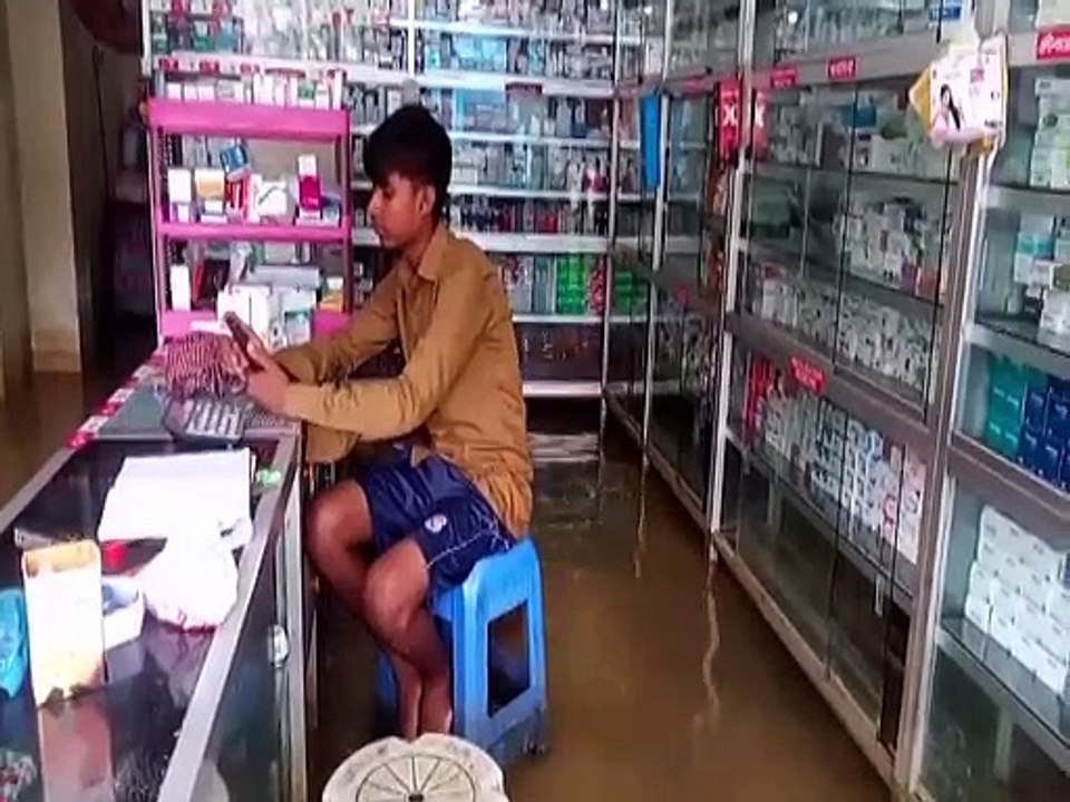 પૂરના પાણીમાં ગરકાવ થયું બાંગ્લાદેશ, ઘરોમાં પાણ...