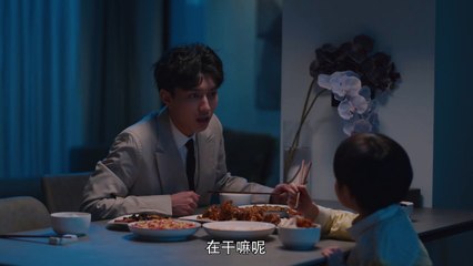 Le petit ami a rompu, la beauté hésitait à serrer dans ses bras et à se tenir par derrière