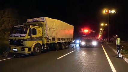 Kamyona çarpan otomobil paramparça oldu: 1 ölü, 3 yaralı