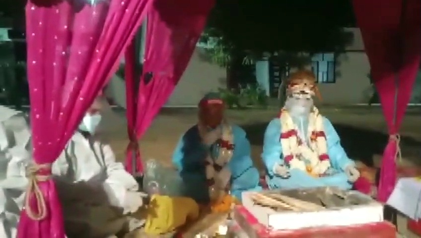 വിവാഹദിനത്തിൽ കൊവിഡ് പോസിറ്റീവ്; പിപിഇ കിറ്റ് വിവാഹവസ്ത്രമാക്കി ദമ്പതികൾ