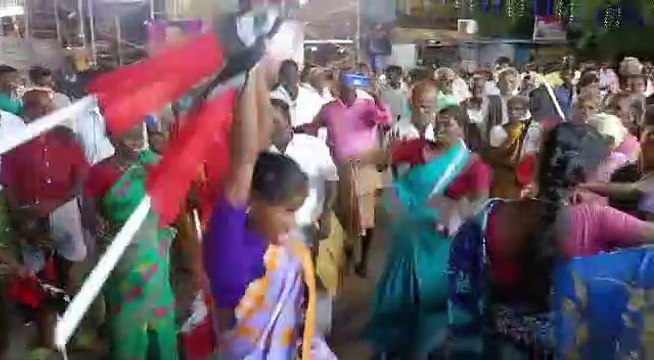 சசிகலா புரட்சிப் பயணத்தில் சாமியாடிய பெண்கள் - வீடியோ