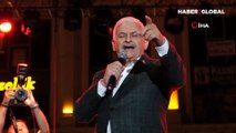 Murat Dalkılıç'ı bekleyen gençlere Binali Yıldırım şarkı söyledi