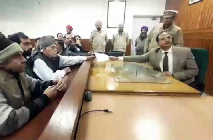 Punjab: Hindu refugees submit memorandum to collector to implement Citizenship Act