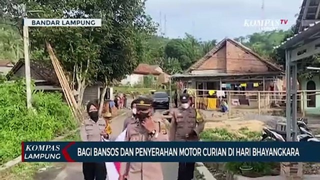 Peringati Hari Bhayangkara, Polisi Bagikan Bansos dan Serahkan Motor Curian