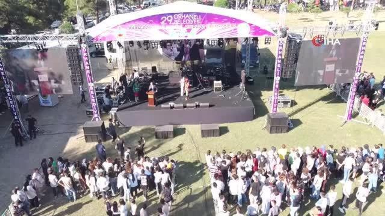 Meyvesi güzel olan altını kaptı: Orhaneli 29. Karagöz Festivali renkli görüntülere sahne oldu