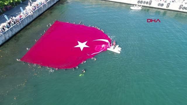 DENİZDE 600 METREKARELİK TÜRK BAYRAĞI AÇARAK TÜRKİYE REKORU KIRDILAR