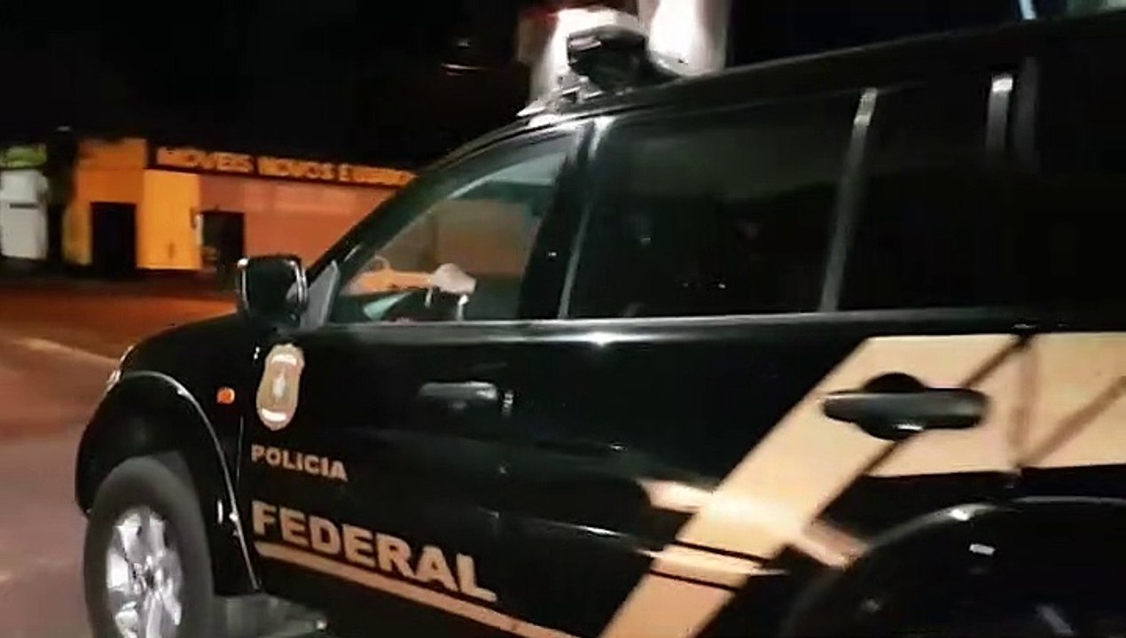 PF e BPFRON apreendem caminhão com cigarros contrabandeados; condutor foi levado à delegacia de Cascavel