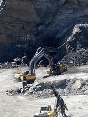 Son dakika haber: ÜZERİNE KAYA DÜŞEN EKSKAVATÖRÜN OPERATÖRÜ ÖLDÜ