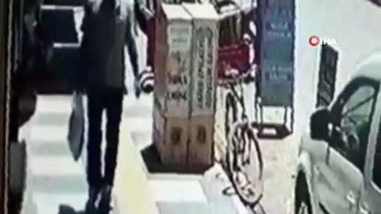 Bunların vicdanları körelmiş! Hırsızlık anbean kameraya yansıdı