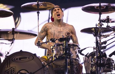 Travis Barker volta aos estúdios após receber alta hospitalar