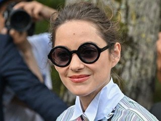 Fashion Week de Paris : Marion Cotillard débarque au défilé Chanel en minishort, ce look audacieux qui fait grand bruit