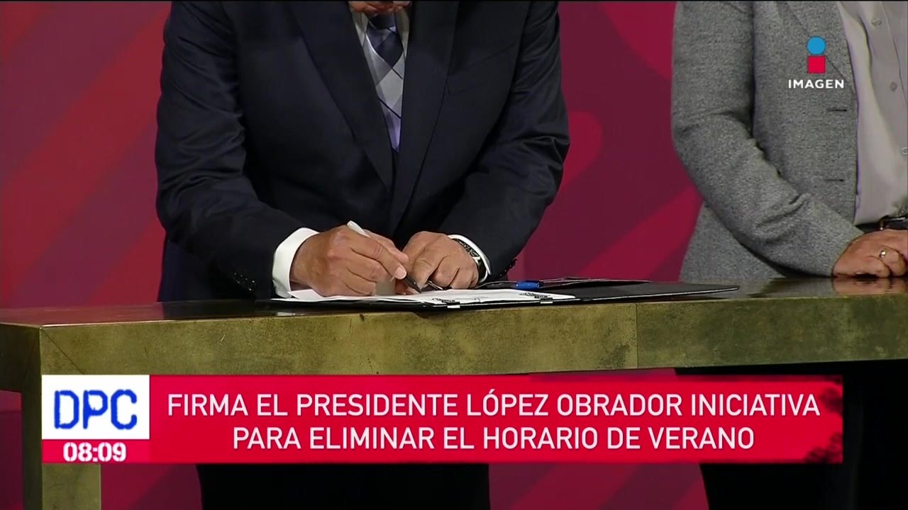 López Obrador firma iniciativa para eliminar el horario de verano