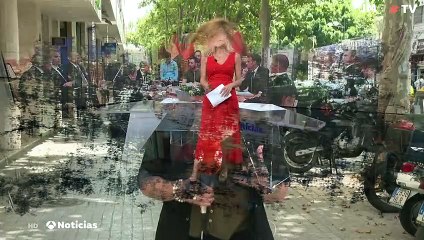 SANDRA GOLPE, VESTIDO ROJO ESCOTADO