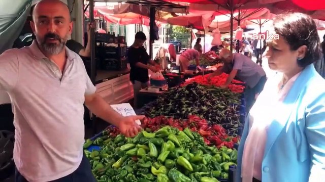 Adanalı pazarcı: Biberin kilosu 10 lira; '5 tane tart, ne gelirse ver' diyor müşteri