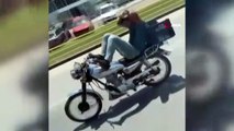 Ayağıyla motosiklet kullanan kişi kameralara böyle poz verdi