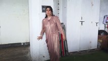 Neetu Kapoor Dance Deewane के सेट पर गिरते गिरते बचीं;  Karan Kundra ने किया ये  | FilmiBeatTV
