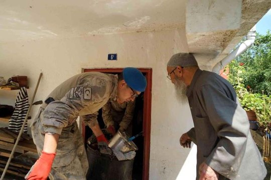 Jandarmanın suya atlayıp boğulmaktan kurtardığı yaşlı adam konuştu, gözyaşlarına hakim olamadı