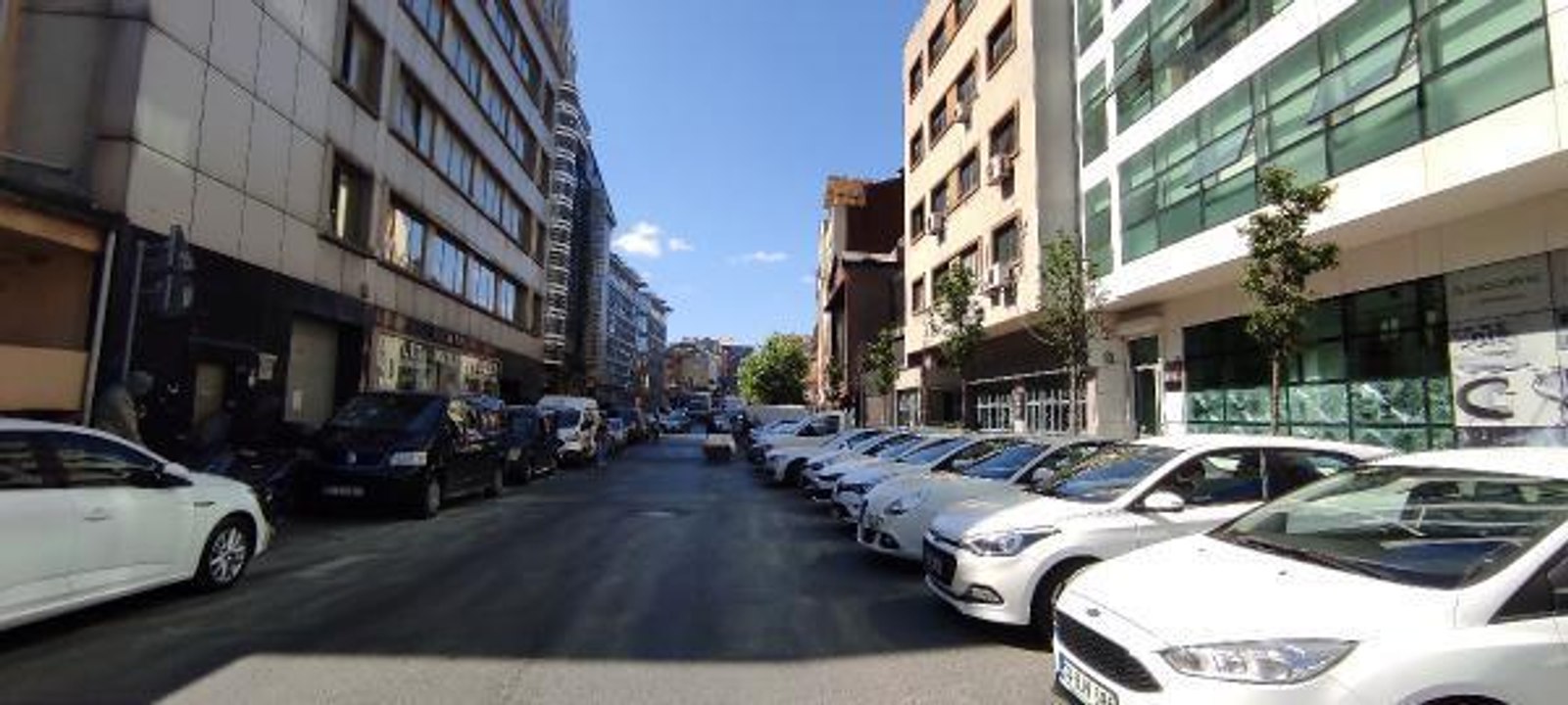 (ek güvenlik kamerası görüntüsüyle) KAĞITHANE'DE ÇEKİÇLİ SALDIRI: 3 İŞ YERİ İLE 2 ARACIN CAMLARINI KIRDI