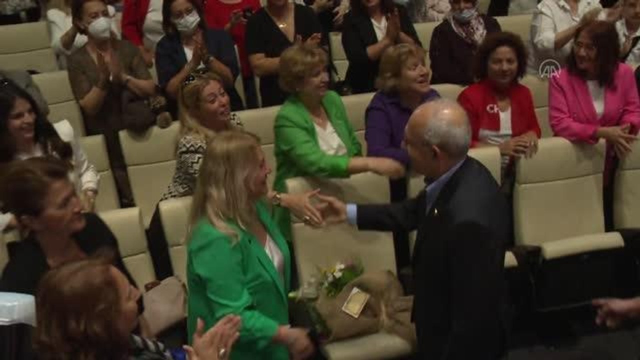 CHP Genel Başkanı Kılıçdaroğlu, partisinin bazı kadın kolları başkanlarıyla bir araya geldi