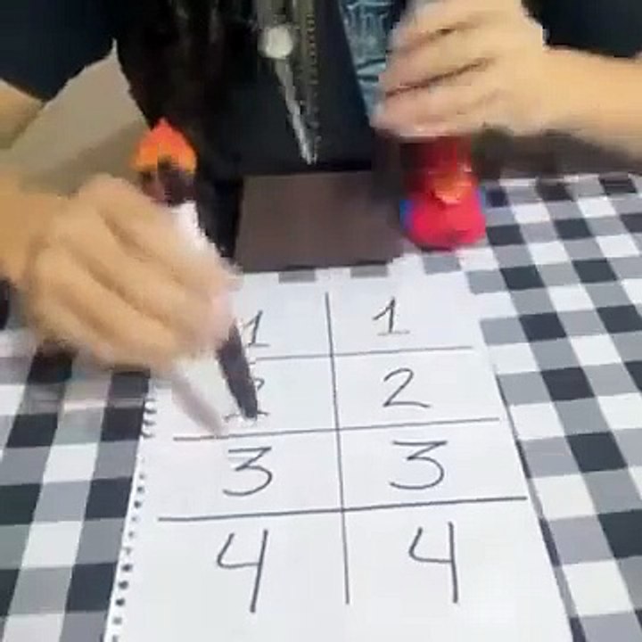 Cette personne nous montre le rythme à travers 4 temps différents