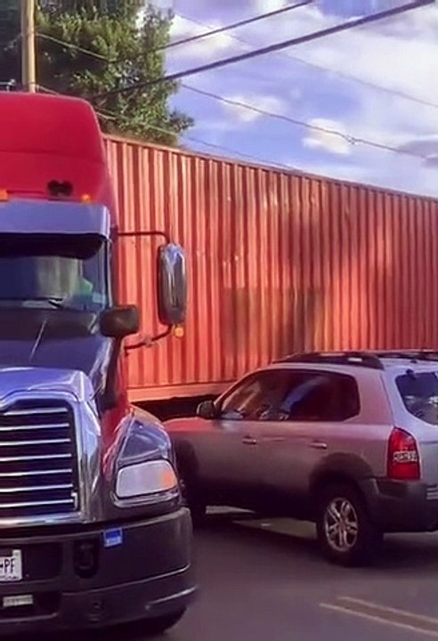 Karen ne veut pas reculer pour laisser passer un camion et bloque un carrefour