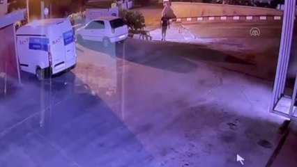 Son dakika: Motosiklet hırsızlığı güvenlik kamerasına yansıdı