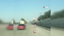 Tek kişilik scootera 3 kişi binip trafiği tehlikeye attılar