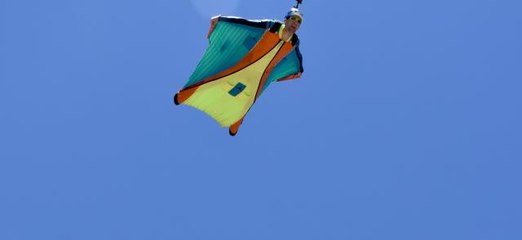 Fransız sporcu Julien Millot kayalıkların arasından yarasa atlayışı yaptı