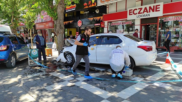 Şanlıurfa'da otomobil yayaların arasına daldı
