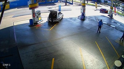 Calote: Motorista enche o tanque e arrasta frentista ao fugir sem pagar