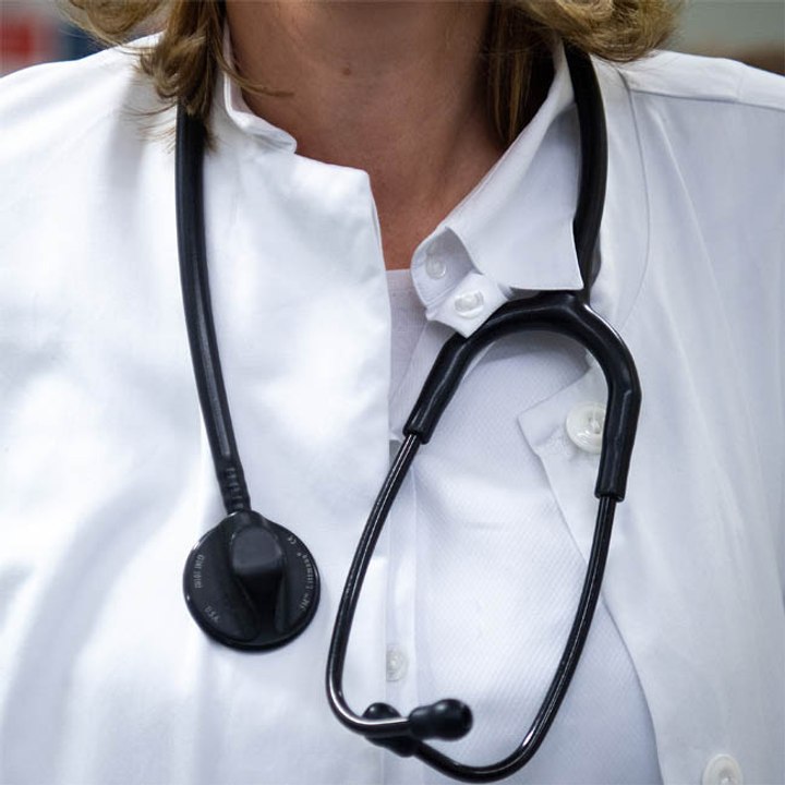 Mann wird wegen 'pfeifendem Hodensack' behandelt