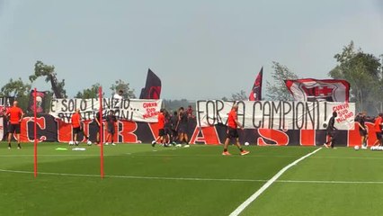 Milan - Bain de foule pour la reprise de l'entraînement