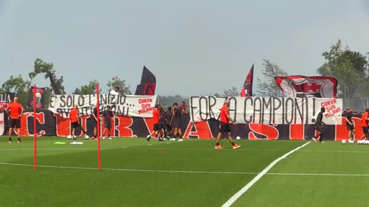 Milan - Bain de foule pour la reprise de l'entraînement